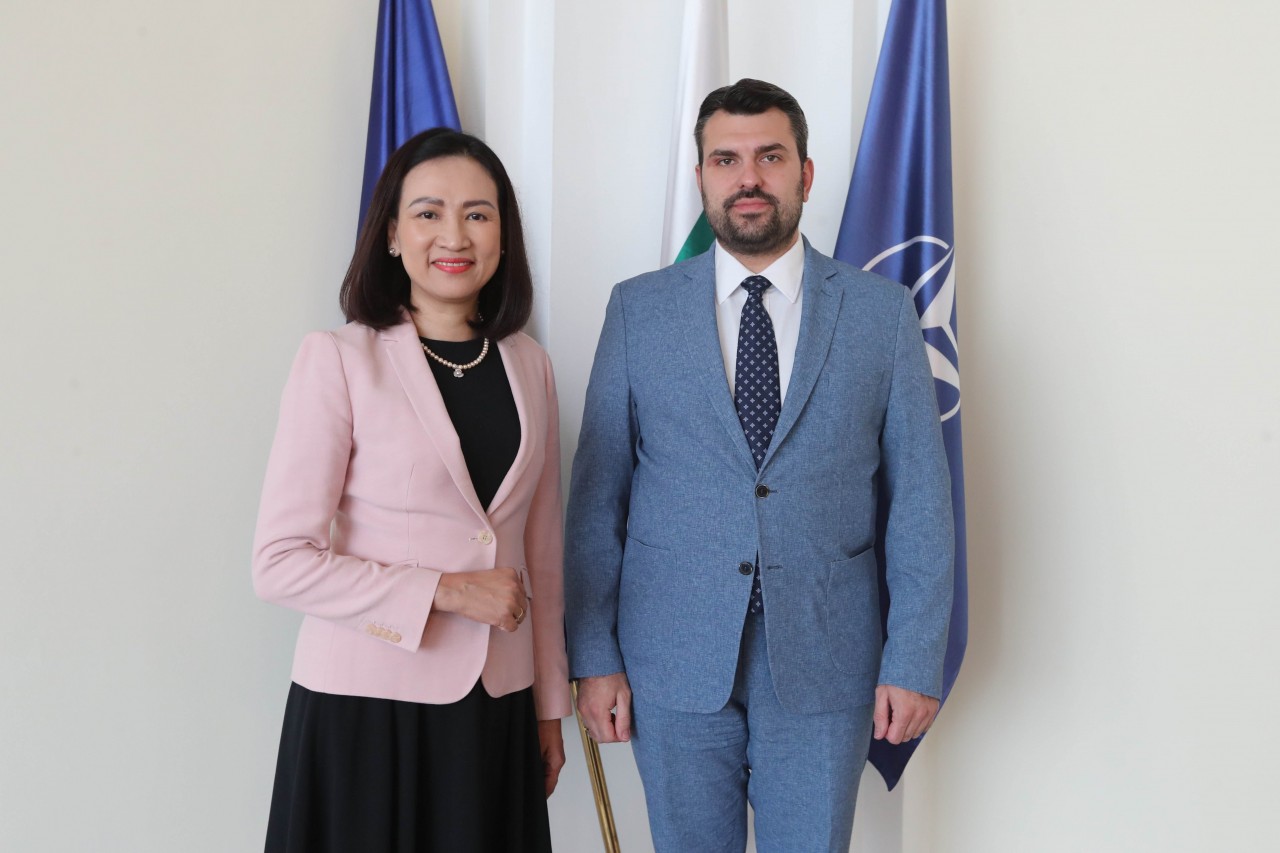Vietnamese Ambassador to Bulgaria Nguyen Thi Minh Nguyet pays a courtesy call and holds talks with Bulgarian Minister of Foreign Affairs Georg Georgiev. (Photo: Vietnamese Embassy in Bulgaria)          Hỏi ChatGPT