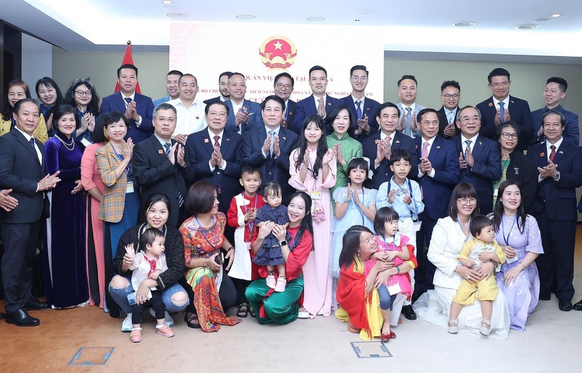 President Luong Cuong, his spouse, and the high-level delegation of Vietnam are with staff of the Vietnamese Embassy and representatives of the Vietnamese community in Angola at the meeting on August 7. (Photo: VNA) President Luong Cuong, his spouse, and the high-level delegation of Vietnam are with staff of the Vietnamese Embassy and representatives of the Vietnamese community in Angola at the meeting on August 7. (Photo: VNA)