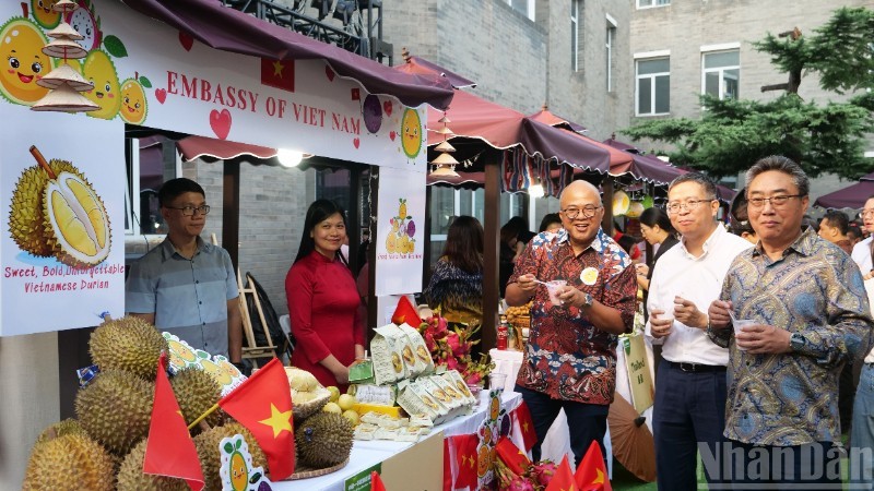 Đại sứ Phạm Thanh Bình và Tổng Thư ký Trung tâm ASEAN-Trung Quốc Sử Trung Tuấn thăm gian hàng Việt Nam. Đại sứ Phạm Thanh Bình và Tổng Thư ký Trung tâm ASEAN-Trung Quốc Sử Trung Tuấn thăm gian hàng Việt Nam.