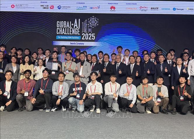 Các đội chụp ảnh kỷ niệm tại lễ trao giải cuộc thi Global AI Challenge tại Hong Kong. Các đội chụp ảnh kỷ niệm tại lễ trao giải cuộc thi Global AI Challenge tại Hong Kong.