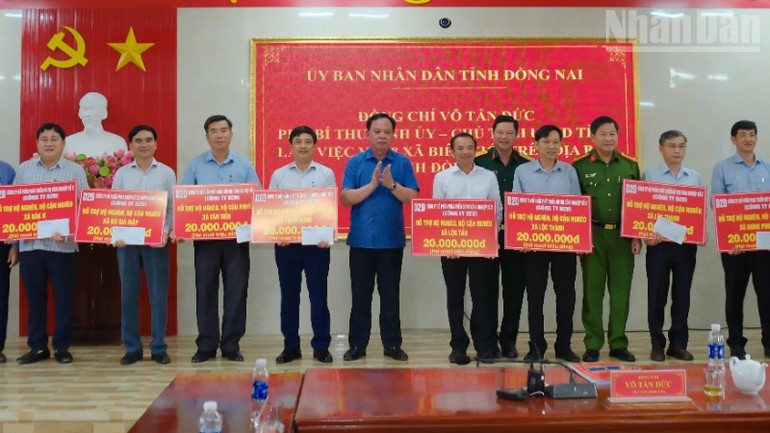 Phó Bí thư Tỉnh ủy, Chủ tịch Ủy ban nhân tỉnh Đồng Nai Võ Tấn Đức tặng quà cho các xã biên giới. Phó Bí thư Tỉnh ủy, Chủ tịch Ủy ban nhân tỉnh Đồng Nai Võ Tấn Đức tặng quà cho các xã biên giới.