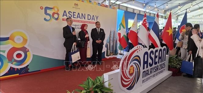 Delegates attending the 2025 ASEAN Day Celebration pose for a commemorative photo. (Photo: VNA) Delegates attending the 2025 ASEAN Day Celebration pose for a commemorative photo. (Photo: VNA)