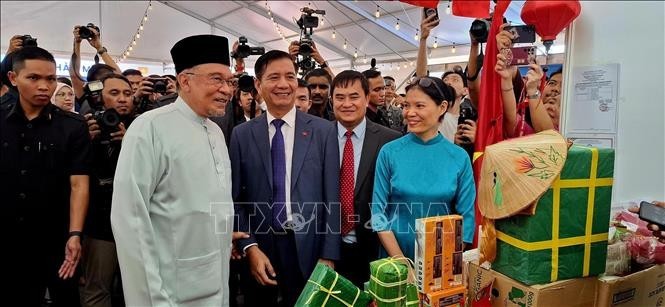 Malaysian Prime Minister Anwar Ibrahim visits Vietnam’s booth (Photo: VNA) Malaysian Prime Minister Anwar Ibrahim visits Vietnam’s booth (Photo: VNA)