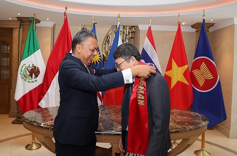 Malaysian Ambassador to Mexico Jamal Johan (left) hands over the ACMC Chairman ribbon to Vietnamese Ambassador to Mexico Nguyen Van Hai (Photo: VNA) Malaysian Ambassador to Mexico Jamal Johan (left) hands over the ACMC Chairman ribbon to Vietnamese Ambassador to Mexico Nguyen Van Hai (Photo: VNA)