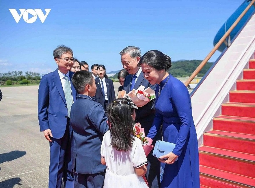 RoK Foreign Minister Cho Hyun welcomes Party General Secretary To Lam and his spouse at Seongnam Airbase in Seoul on August 10. RoK Foreign Minister Cho Hyun welcomes Party General Secretary To Lam and his spouse at Seongnam Airbase in Seoul on August 10.