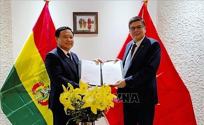 Ambassador Bui Van Nghi (L) presents the decision of Deputy Prime Minister and Minister of Foreign Affairs Bui Thanh Son on reappointing Miguel Angel Pérez Peña as Honorary Consul of Vietnam in Bolivia. (Photo: VNA) Ambassador Bui Van Nghi (L) presents the decision of Deputy Prime Minister and Minister of Foreign Affairs Bui Thanh Son on reappointing Miguel Angel Pérez Peña as Honorary Consul of Vietnam in Bolivia. (Photo: VNA)