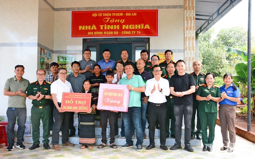 Hội từ thiện thành phố Hồ Chí Minh - Gia Lai và lãnh đạo các đơn vị trao kinh phí xây nhà tình nghĩa tặng gia đình chị Ksor Họ, công nhân Công ty 74. (Ảnh: Hội từ thiện thành phố Hồ Chí Minh - Gia Lai và lãnh đạo các đơn vị trao kinh phí xây nhà tình nghĩa tặng gia đình chị Ksor Họ, công nhân Công ty 74. (Ảnh: