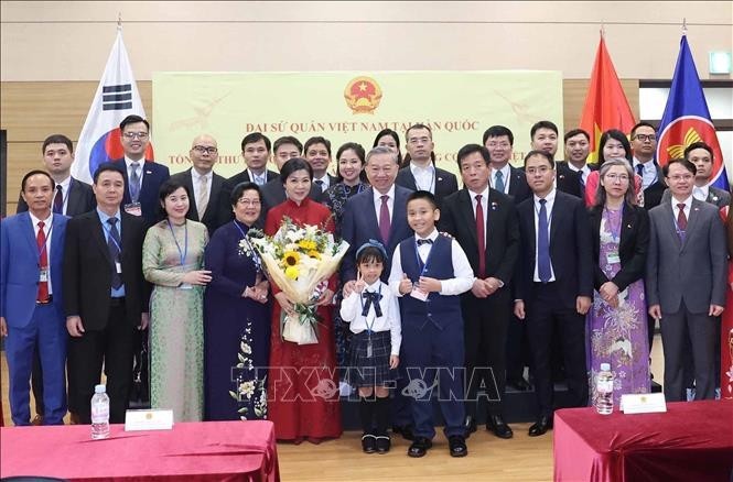 Party Leader Meets with Vietnamese Community in RoK Party Leader Meets with Vietnamese Community in RoK