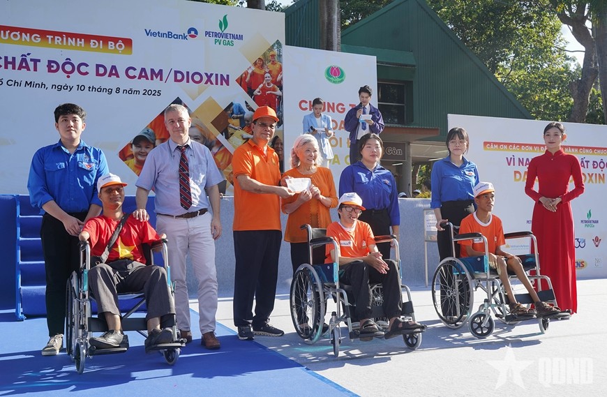 5000 People Walk for Agent Orange/Dioxin Victims 5000 People Walk for Agent Orange/Dioxin Victims