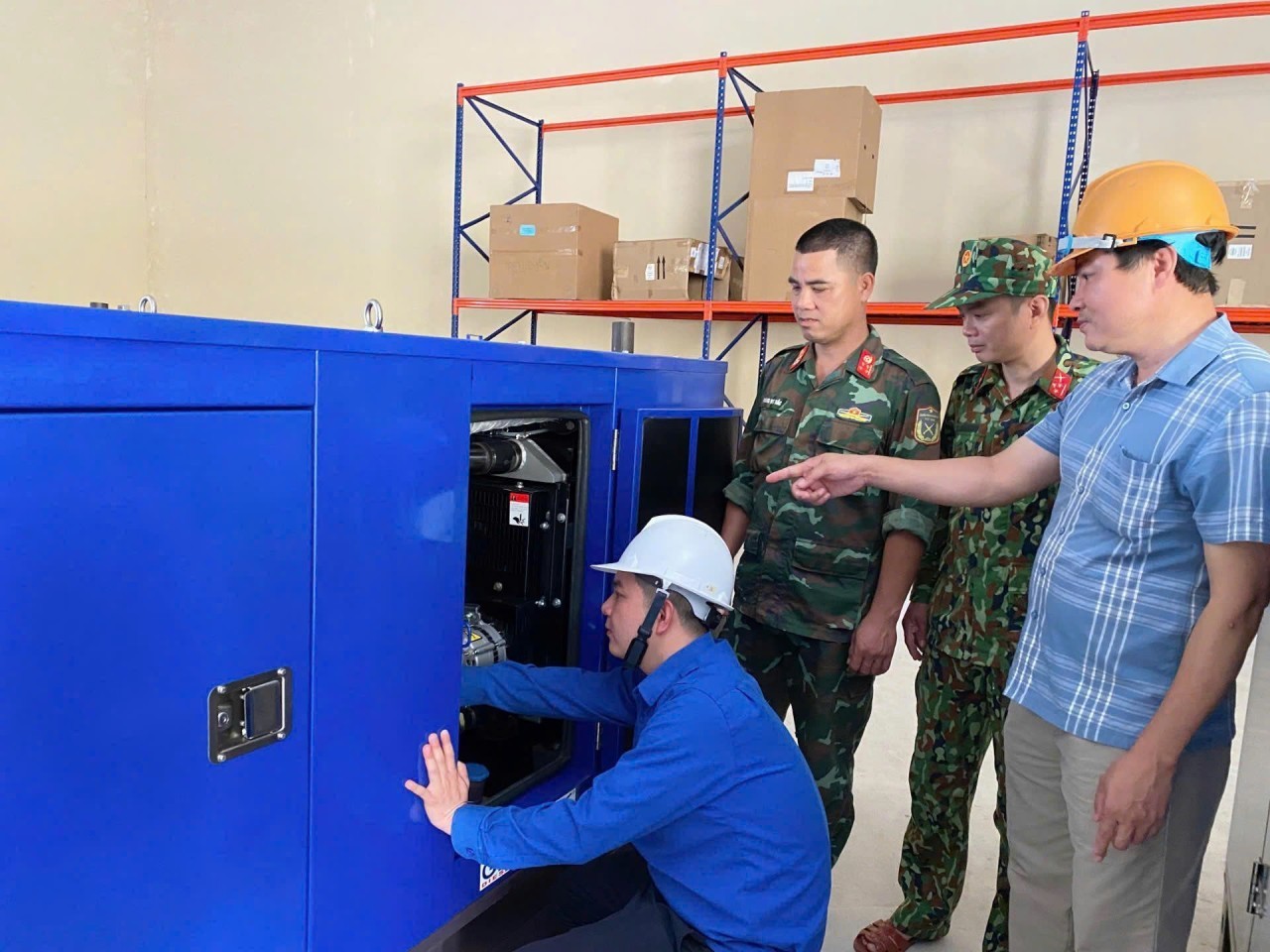 Officials from the Regional State Reserve Sub-Department VIII inspect generators before release. (Photo: Thoi Bao Tai Chinh)