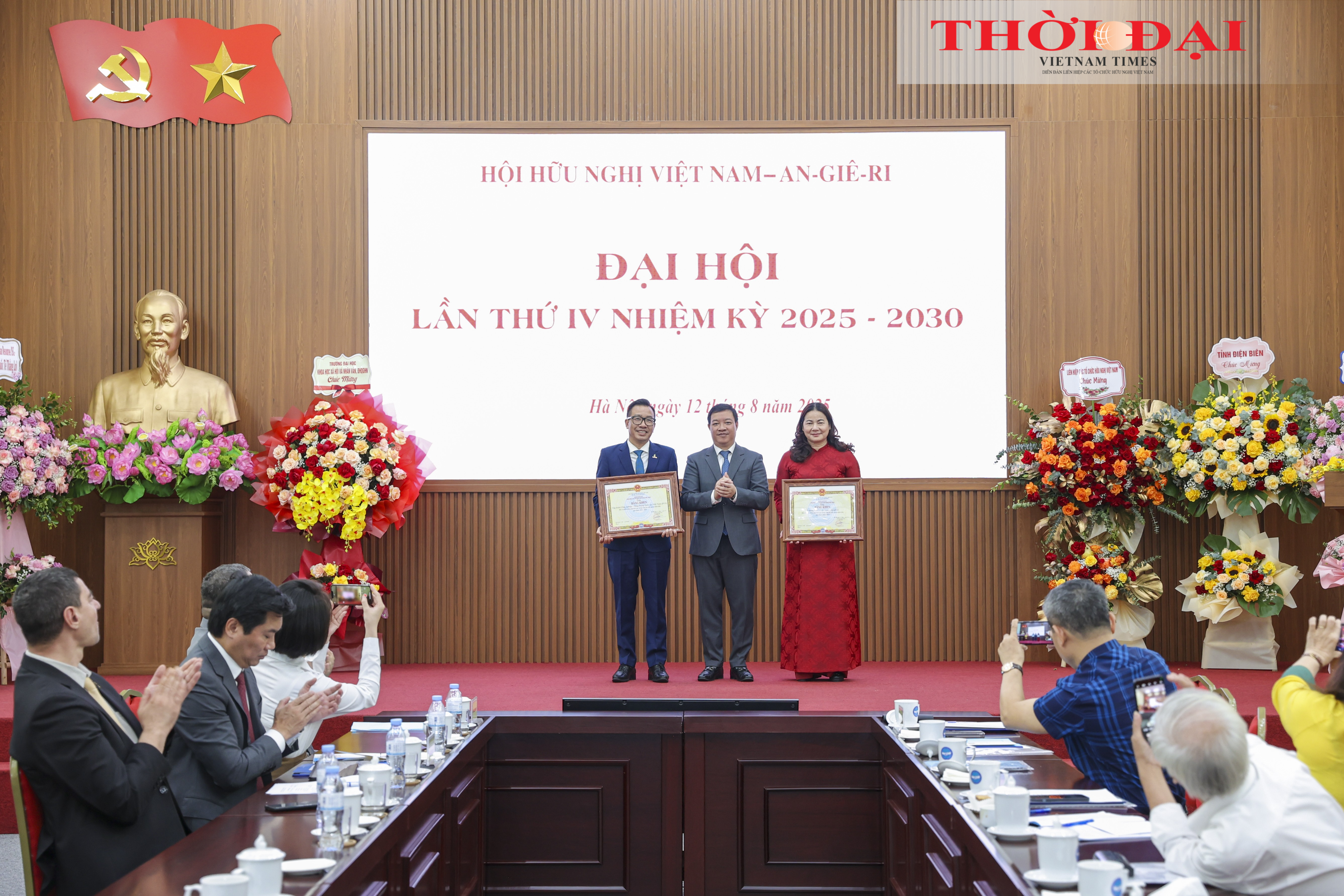 Ông Nguyễn Ngọc Hùng, Phó Chủ tịch Liên hiệp các tổ chức hữu nghị Việt Nam trao Bằng khen của Liên hiệp các tổ chức hữu nghị Việt Nam cho 2 tập thể. (Ảnh: Đinh Hòa) Ông Nguyễn Ngọc Hùng, Phó Chủ tịch Liên hiệp các tổ chức hữu nghị Việt Nam trao Bằng khen của Liên hiệp các tổ chức hữu nghị Việt Nam cho 2 tập thể. (Ảnh: Đinh Hòa)