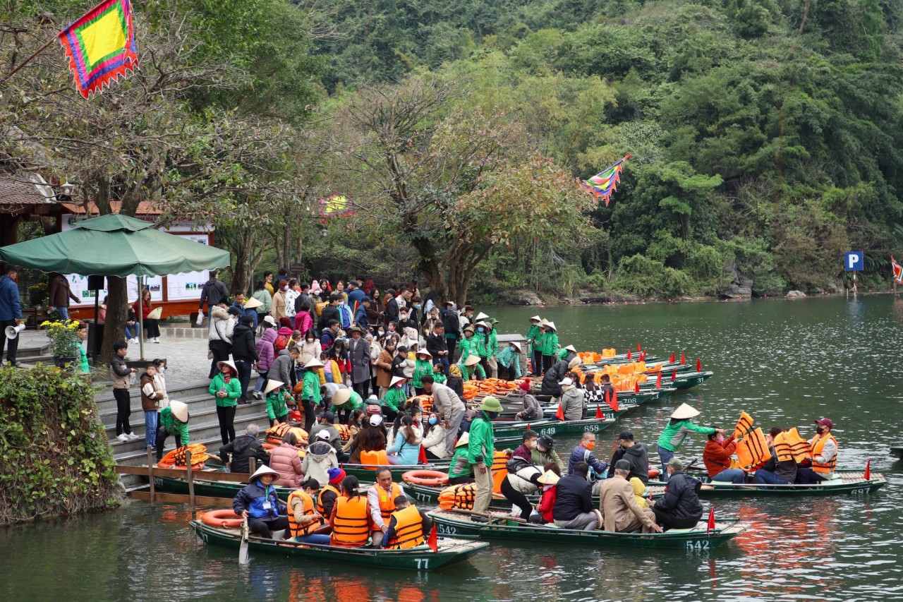 A large number of tourists visit Ninh Binh (Photo: toquoc.vn). A large number of tourists visit Ninh Binh (Photo: toquoc.vn).