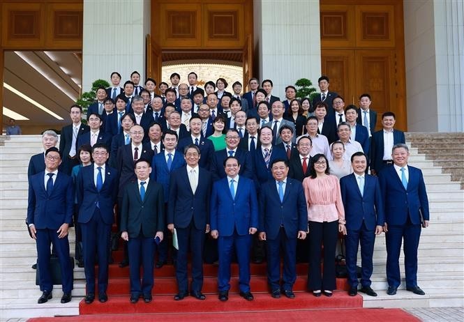 Prime Minister Pham Minh Chinh (centre, front) poses for a photo with Vietnamese officials and representatives of Japanese enterprises on August 12. (Photo: VNA) Prime Minister Pham Minh Chinh (centre, front) poses for a photo with Vietnamese officials and representatives of Japanese enterprises on August 12. (Photo: VNA)