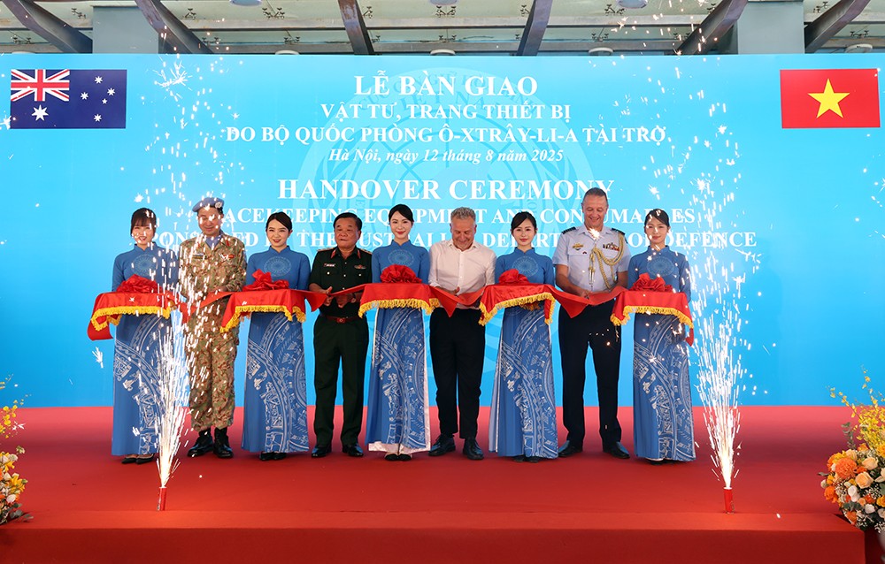 Thượng tướng Hoàng Xuân Chiến (thứ tư từ trái sang) cùng Phó Tổng Thư ký Quốc phòng Australia Hugh Jeffrey (thứ sáu từ trái sang) và các đại biểu cắt băng bàn giao. Thượng tướng Hoàng Xuân Chiến (thứ tư từ trái sang) cùng Phó Tổng Thư ký Quốc phòng Australia Hugh Jeffrey (thứ sáu từ trái sang) và các đại biểu cắt băng bàn giao.