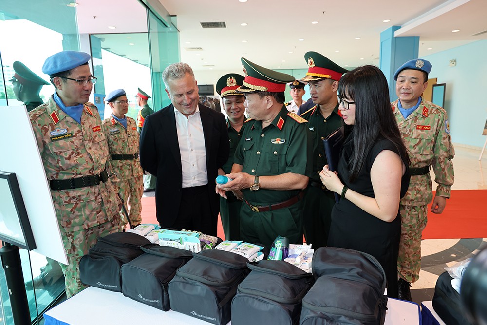 các đại biểu tham quan trang thiết bị do Bộ Quốc phòng Australia tài trợ. (Ảnh: mod.gov.vn) các đại biểu tham quan trang thiết bị do Bộ Quốc phòng Australia tài trợ. (Ảnh: mod.gov.vn)