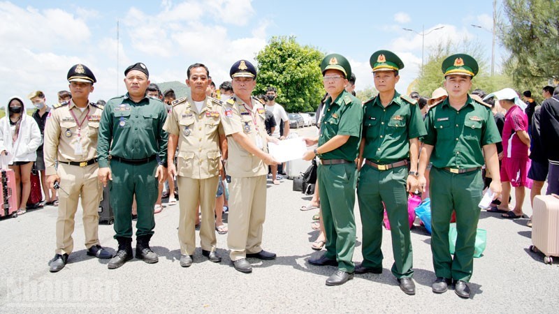 Ban Chỉ huy Đồn Biên phòng Cửa khẩu quốc tế Tịnh Biên ký và trao biên bản giao nhận 72 công dân Việt Nam do phía Campuchia trao trả. Ban Chỉ huy Đồn Biên phòng Cửa khẩu quốc tế Tịnh Biên ký và trao biên bản giao nhận 72 công dân Việt Nam do phía Campuchia trao trả.