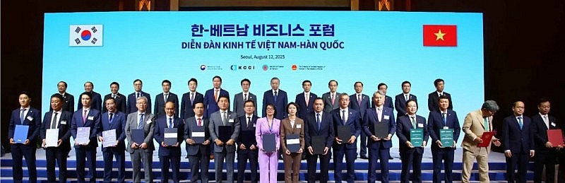 Ông Oh Kyung-seok – CEO Dunamu, ông Lưu Trung Thái – Chủ tịch Ngân hàng Quân đội, cùng các quan chức chính phủ, đại diện tổ chức và giới doanh nghiệp của Hàn Quốc và Việt Nam đã chụp ảnh lưu niệm. / Ảnh: Phòng Thương mại và Công nghiệp Hàn Quốc Ông Oh Kyung-seok – CEO Dunamu, ông Lưu Trung Thái – Chủ tịch Ngân hàng Quân đội, cùng các quan chức chính phủ, đại diện tổ chức và giới doanh nghiệp của Hàn Quốc và Việt Nam đã chụp ảnh lưu niệm. / Ảnh: Phòng Thương mại và Công nghiệp Hàn Quốc