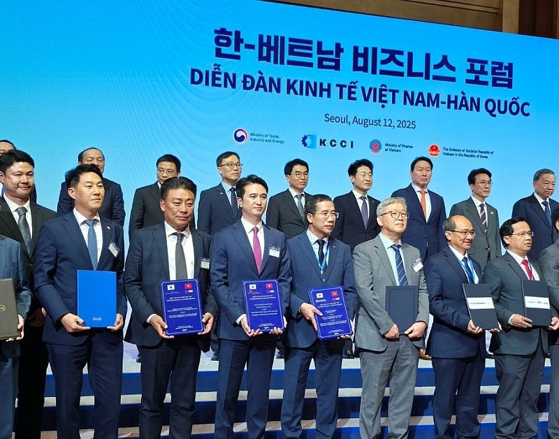 CEO Dunamu Oh Kyoung-suk (hàng đầu, bên trái) và Chủ tịch MB Bank Lưu Trung Thái (thứ tư từ trái sang) chụp ảnh tại Diễn đàn Doanh nghiệp Hàn Quốc – Việt Nam tổ chức tại Seoul vào ngày thứ Ba. (Dunamu) CEO Dunamu Oh Kyoung-suk (hàng đầu, bên trái) và Chủ tịch MB Bank Lưu Trung Thái (thứ tư từ trái sang) chụp ảnh tại Diễn đàn Doanh nghiệp Hàn Quốc – Việt Nam tổ chức tại Seoul vào ngày thứ Ba. (Dunamu)