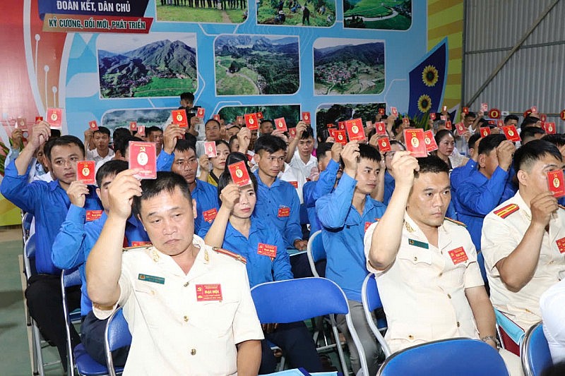 Chiềng Sinh (Điện Biên) hướng tới giảm tỷ lệ hộ nghèo xuống dưới 3% Chiềng Sinh (Điện Biên) hướng tới giảm tỷ lệ hộ nghèo xuống dưới 3%