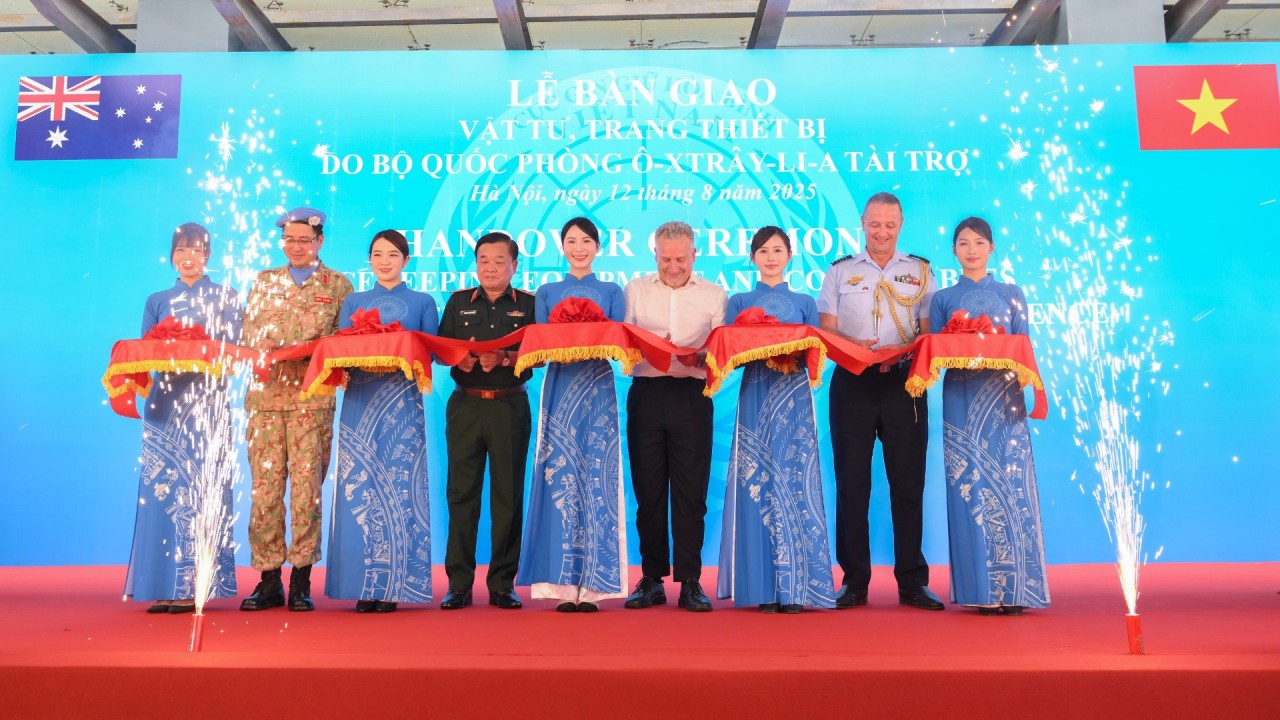 Australia Hands Over US $240,000 Equipment Package to Vietnamese Peacekeepers Australia Hands Over US $240,000 Equipment Package to Vietnamese Peacekeepers