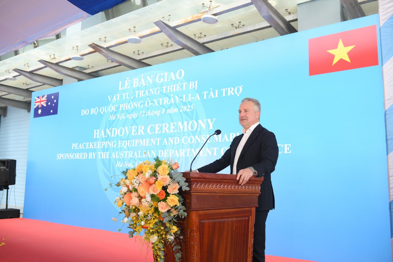 Australia Hands Over US $240,000 Equipment Package to Vietnamese Peacekeepers Australia Hands Over US $240,000 Equipment Package to Vietnamese Peacekeepers