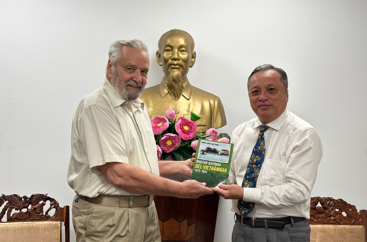 Chủ tịch Hội hữu nghị Hungary - Việt Nam Botz László tặng sách cho Chủ tịch Liên hiệp các tổ chức hữu nghị Thành phố Hồ Chí Minh Đỗ Việt Hà, ngày 26/5/2025. (Ảnh: Báo Người lao động) Chủ tịch Hội hữu nghị Hungary - Việt Nam Botz László tặng sách cho Chủ tịch Liên hiệp các tổ chức hữu nghị Thành phố Hồ Chí Minh Đỗ Việt Hà, ngày 26/5/2025. (Ảnh: Báo Người lao động)