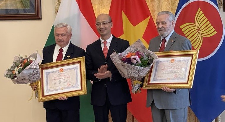 Đại sứ Việt Nam tại Hungary Bùi Lê Thái trao Huân chương Hữu nghị cho ông Váraljai Márton và ông Botz László. Đại sứ Việt Nam tại Hungary Bùi Lê Thái trao Huân chương Hữu nghị cho ông Váraljai Márton và ông Botz László.