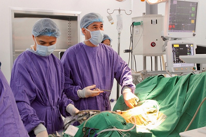 “Bàn tay vàng” hai thập kỷ chinh phục kỹ thuật phẫu thuật nội soi phức tạp gia nhập Vinmec Hạ Long “Bàn tay vàng” hai thập kỷ chinh phục kỹ thuật phẫu thuật nội soi phức tạp gia nhập Vinmec Hạ Long