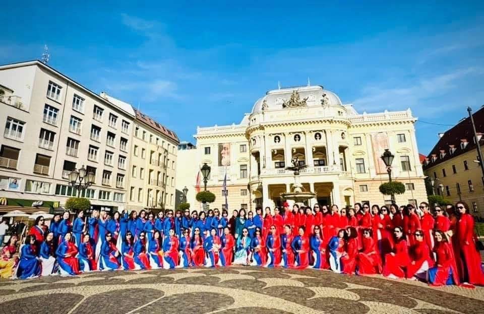 Vietnamese attire in the Slovak Republic. (Photo: Vietnamese Women’s Association in Europe)