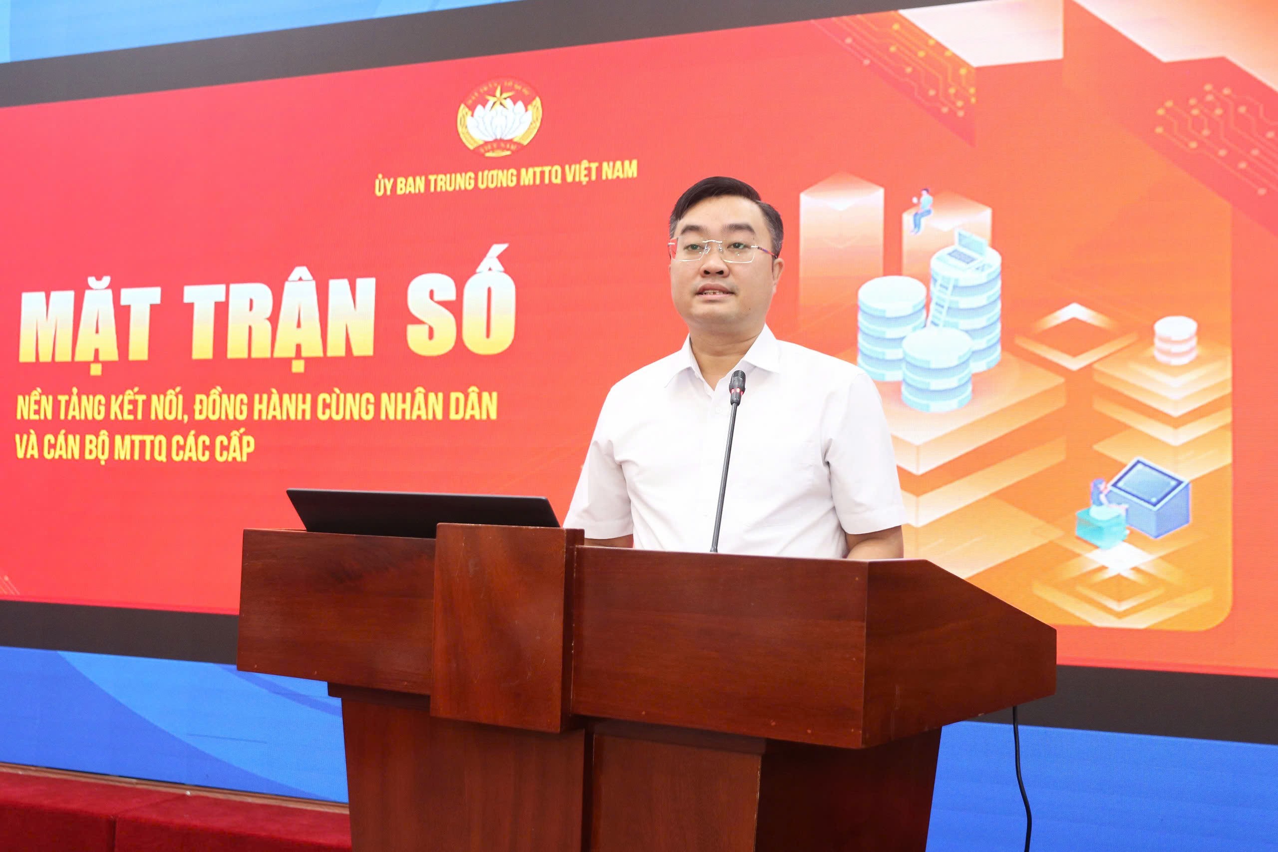 ông Nguyễn Bá Cát, Phó Chánh văn phòng, Giám đốc Trung tâm Thông tin và chuyển đổi số cơ quan Ủy ban Trung ương Mặt trận Tổ quốc Việt Nam, hướng dẫn sử dụng nền tảng Mặt trận số - Công nghệ giúp Mặt trận Tổ quốc Việt Nam giải quyết kịp thời nguyện vọng của nhân dân
