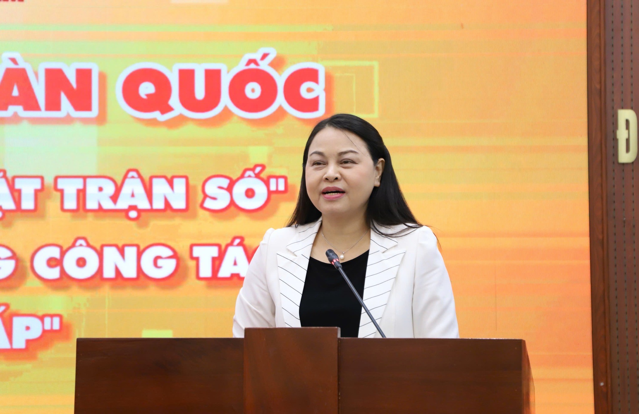 Bà Nguyễn Thị Thu Hà, Ủy viên Trung ương Đảng, Phó Bí thư Thường trực Đảng ủy Mặt trận Tổ quốc, các đoàn thể Trung ương, Phó Chủ tịch - Tổng Thư ký Ủy ban Trung ương Mặt trận Tổ quốc Việt Nam dự và phát biểu chỉ đạo tại Hội nghị. (Ảnh: Mặt trận Tổ quốc Việt Nam) Bà Nguyễn Thị Thu Hà, Ủy viên Trung ương Đảng, Phó Bí thư Thường trực Đảng ủy Mặt trận Tổ quốc, các đoàn thể Trung ương, Phó Chủ tịch - Tổng Thư ký Ủy ban Trung ương Mặt trận Tổ quốc Việt Nam dự và phát biểu chỉ đạo tại Hội nghị. (Ảnh: Mặt trận Tổ quốc Việt Nam)
