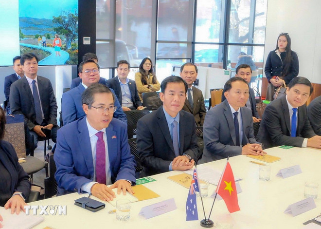 Đại sứ Phạm Hùng Tâm cùng đoàn công tác Thành phố Huế tọa đàm với Ban Giám hiệu Đại học Tasmania. (Ảnh: TTXVN phát) ttxvn-gioi-lanh-dao-australia-danh-gia-cao-va-coi-trong-hop-tac-voi-viet-nam2.jpg