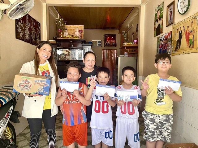 Đại diện THP thăm tặng quà các em thiếu nhi ở TP.HCM nhân ngày Quốc tế thiếu nhi Đại diện THP thăm tặng quà các em thiếu nhi ở TP.HCM nhân ngày Quốc tế thiếu nhi