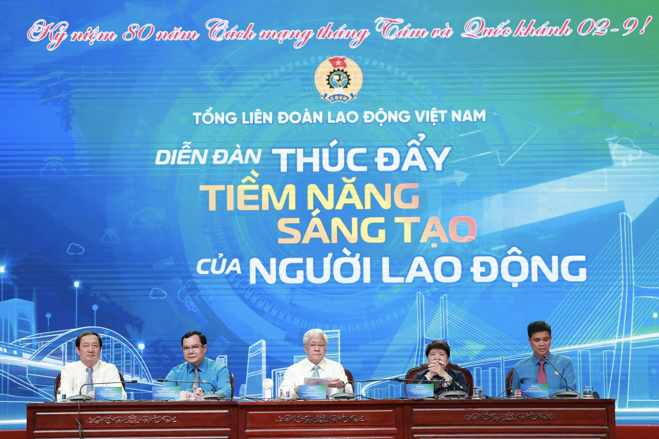 Các đồng chí lãnh đạo chủ trì diễn đàn “Thúc đẩy tiềm năng sáng tạo của người lao động“. (Ảnh: BTC) Các đồng chí lãnh đạo chủ trì diễn đàn “Thúc đẩy tiềm năng sáng tạo của người lao động“. (Ảnh: BTC)