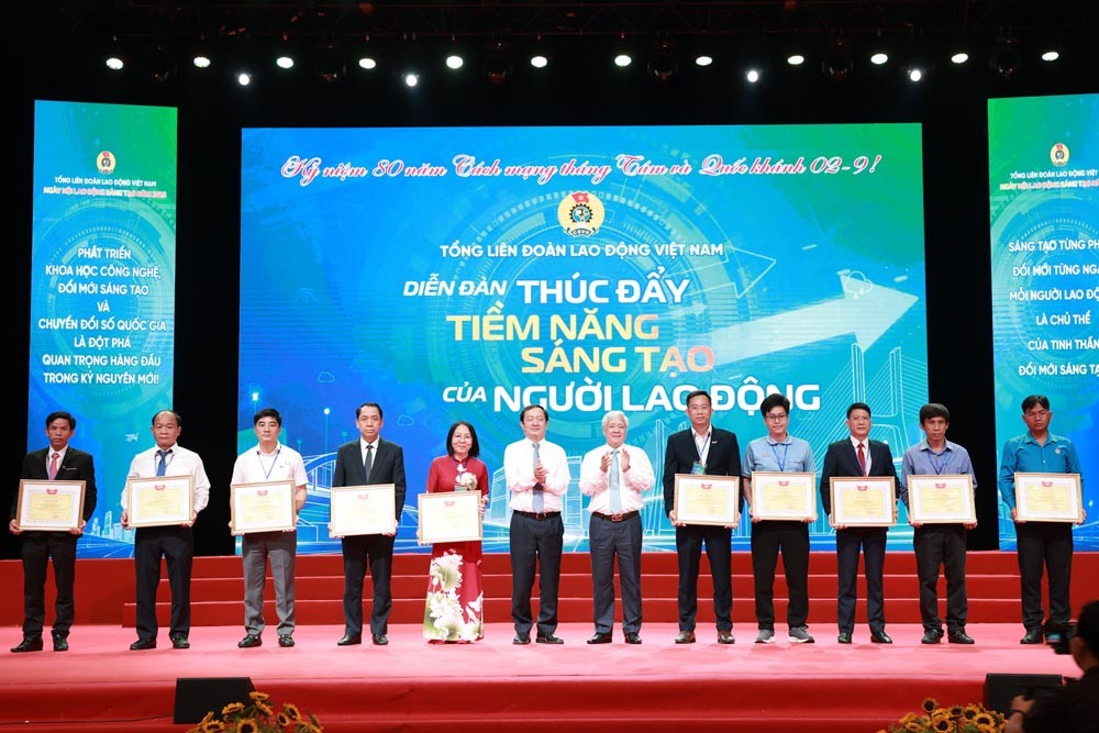 trao Bằng khen của Ủy ban Trung ương Mặt trận Tổ quốc Việt Nam tới 10 cá nhân vì đã có các sáng kiến xuất sắc, tiêu biểu trao Bằng khen của Ủy ban Trung ương Mặt trận Tổ quốc Việt Nam tới 10 cá nhân vì đã có các sáng kiến xuất sắc, tiêu biểu