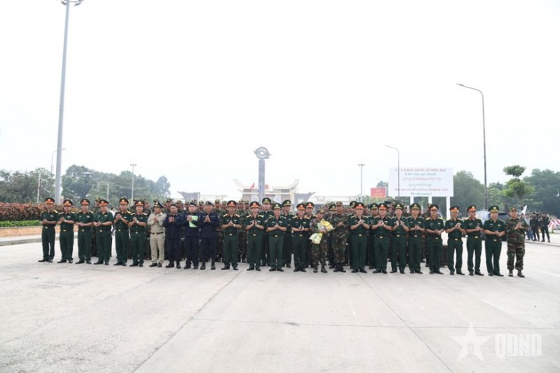 Đoàn công tác Bộ CHQS tỉnh Tây Ninh tặng hoa chúc mừng đoàn Quân đội Hoàng gia Campuchia. Đoàn công tác Bộ CHQS tỉnh Tây Ninh tặng hoa chúc mừng đoàn Quân đội Hoàng gia Campuchia.