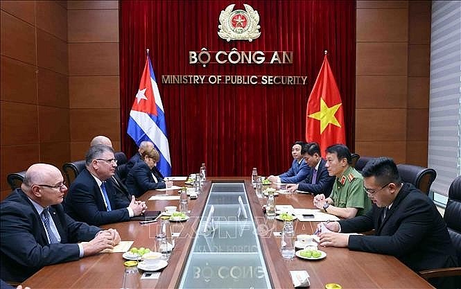 Vietnamese Minister of Public Security General Luong Tam Quang holds talks with Cuban Minister of the Interior Major General Lázaro Alberto Álvarez Casas in Hanoi on August 15. (Photo: VNA) Vietnamese Minister of Public Security General Luong Tam Quang holds talks with Cuban Minister of the Interior Major General Lázaro Alberto Álvarez Casas in Hanoi on August 15. (Photo: VNA)