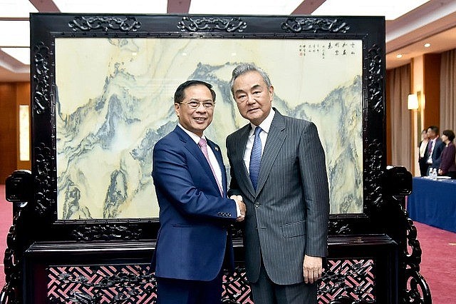Deputy Prime Minister and Minister of Foreign Affairs Bui Thanh Son (L) and Chinese State Councilor and Foreign Minister Wang Yi, Yunnan province, August 14, 2025. Photo: VNA Deputy Prime Minister and Minister of Foreign Affairs Bui Thanh Son (L) and Chinese State Councilor and Foreign Minister Wang Yi, Yunnan province, August 14, 2025. Photo: VNA