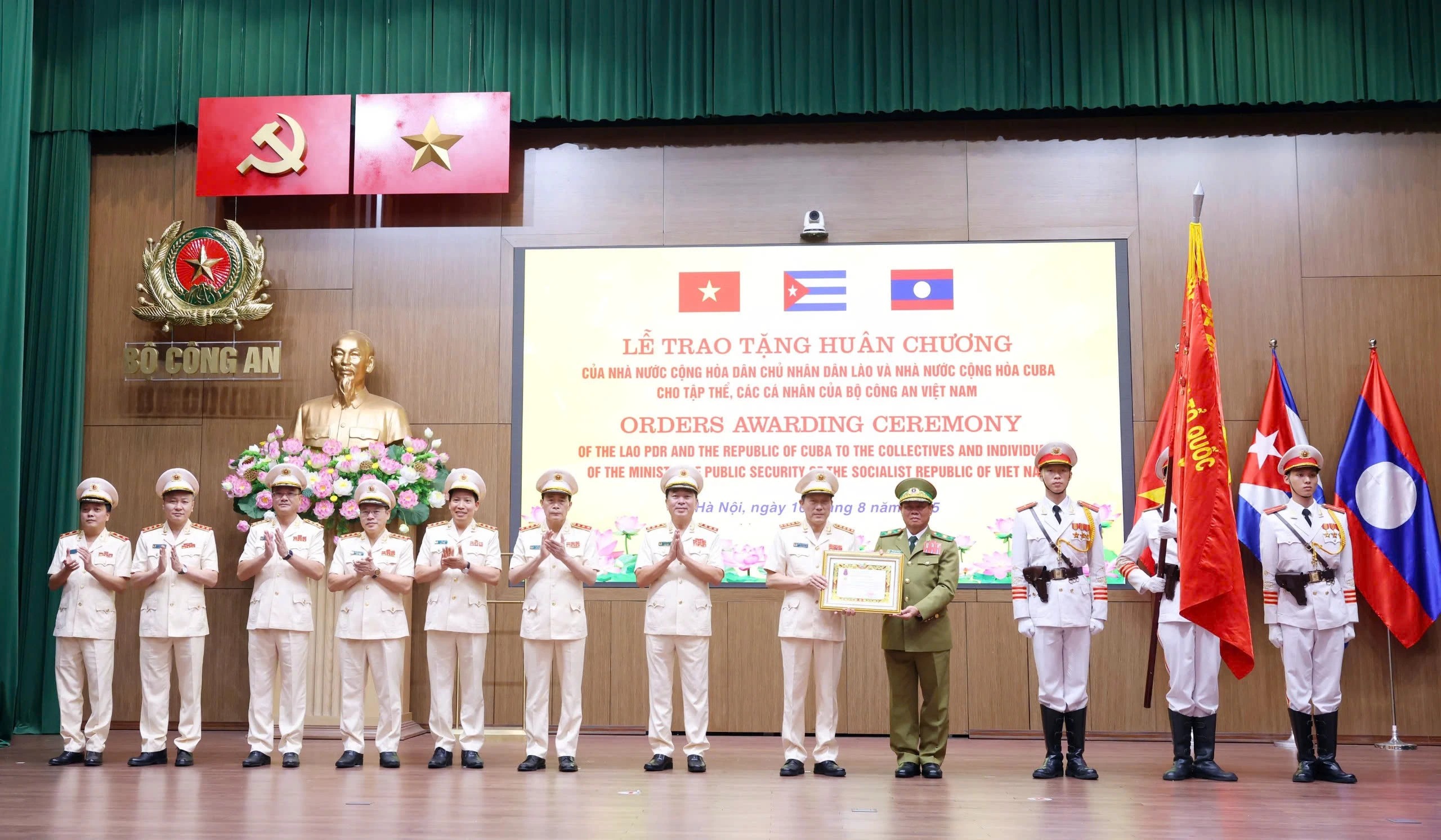 Phó Thủ tướng, Bộ trưởng Bộ Công an Lào Vilay Lakhamphong trao Huân chương Tự do hạng Nhất tặng Bộ Công an Việt Nam. Phó Thủ tướng, Bộ trưởng Bộ Công an Lào Vilay Lakhamphong trao Huân chương Tự do hạng Nhất tặng Bộ Công an Việt Nam.