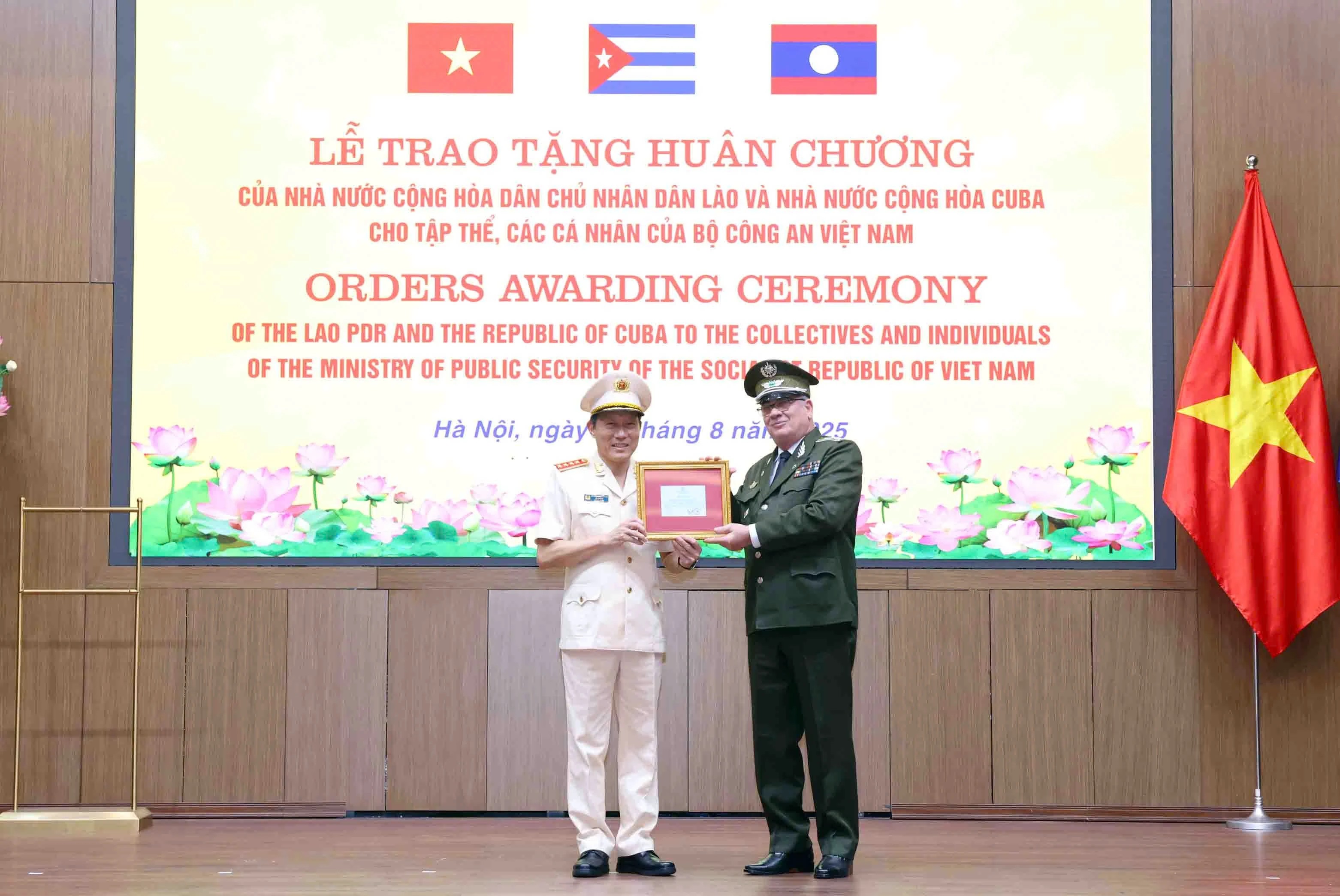 Bộ trưởng Lázaro Alberto Álvarez Casas trao Huân chương “Mùng 6 tháng 6” hạng Nhất của Nhà nước Cộng hòa Cuba tặng Bộ trưởng Lương Tam Quang. Bộ trưởng Lázaro Alberto Álvarez Casas trao Huân chương “Mùng 6 tháng 6” hạng Nhất của Nhà nước Cộng hòa Cuba tặng Bộ trưởng Lương Tam Quang.