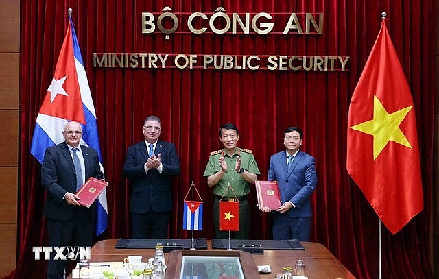 Minister of Public Security Luong Tam Quang (third to left) and Cuban Minister of the Interior Major General Lázaro Alberto Álvarez Casas (second to left) witness the signing ceremony of the agreement on cyber security cooperation, Ha Noi, August 15, 2025. Photo: VNA Minister of Public Security Luong Tam Quang (third to left) and Cuban Minister of the Interior Major General Lázaro Alberto Álvarez Casas (second to left) witness the signing ceremony of the agreement on cyber security cooperation, Ha Noi, August 15, 2025. Photo: VNA