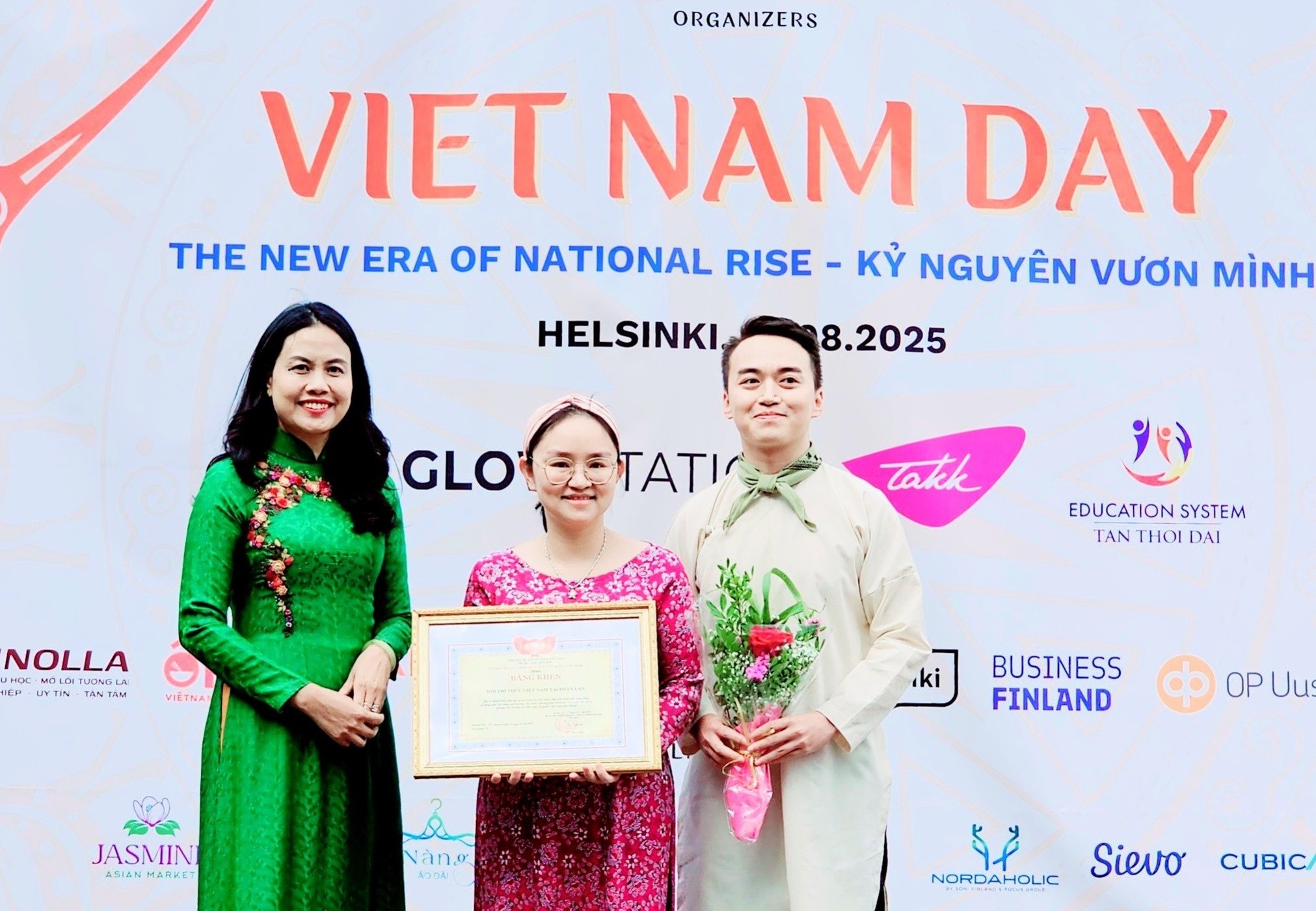 Đại sứ Việt Nam tại Phần Lan Phạm Thị Thanh Bình (ngoài cùng bên trái) ghi nhận đóng góp của một số tổ chức, cá nhân tiêu biểu cho công tác cộng đồng trong năm 2024. Đại sứ Việt Nam tại Phần Lan Phạm Thị Thanh Bình (ngoài cùng bên trái) ghi nhận đóng góp của một số tổ chức, cá nhân tiêu biểu cho công tác cộng đồng trong năm 2024.