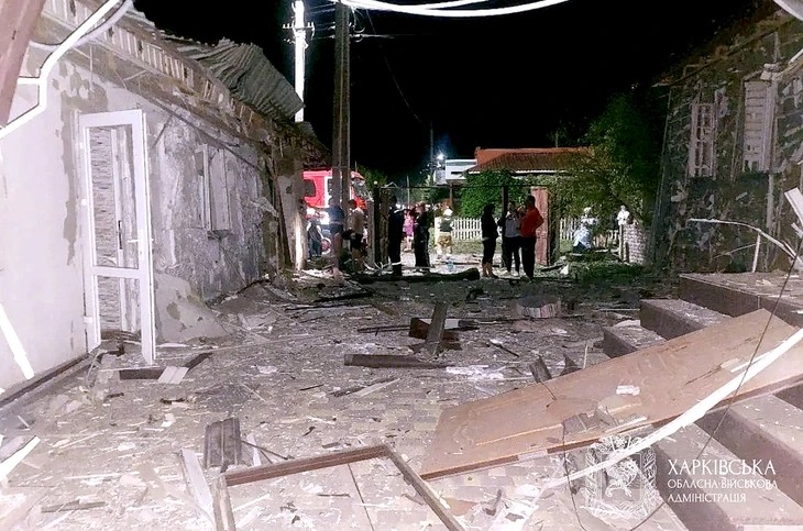 Lực lượng cứu hộ và người dân Ukraine kiểm tra thiệt hại sau đợt không kích của Nga tại Kharkov ngày 17/8. (Ảnh: Oleh Syniehubov/Telegram) Lực lượng cứu hộ và người dân Ukraine kiểm tra thiệt hại sau đợt không kích của Nga tại Kharkov ngày 17/8. (Ảnh: Oleh Syniehubov/Telegram)