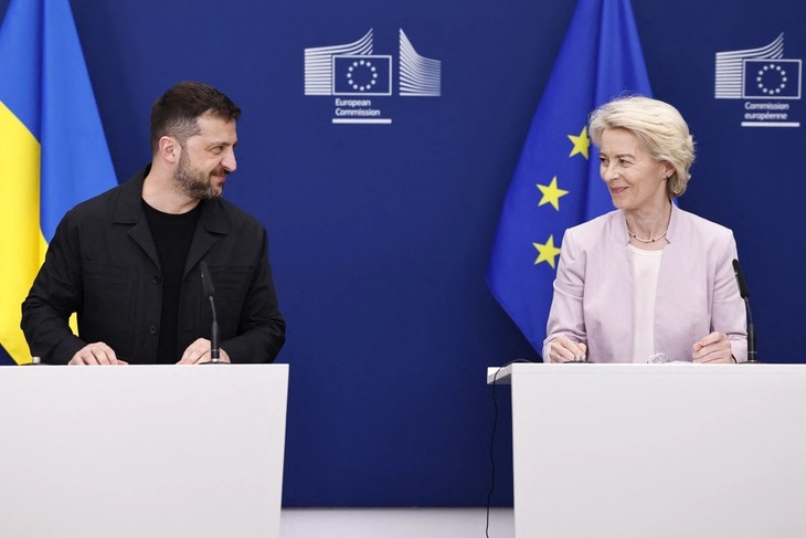 Chủ tịch Ủy ban châu Âu Ursula von der Leyen (phải) chào đón Tổng thống Ukraine Zelensky đến dự họp ngày 17/8 trước khi lên đường sang Mỹ. (Ảnh: AFP) Chủ tịch Ủy ban châu Âu Ursula von der Leyen (phải) chào đón Tổng thống Ukraine Zelensky đến dự họp ngày 17/8 trước khi lên đường sang Mỹ. (Ảnh: AFP)