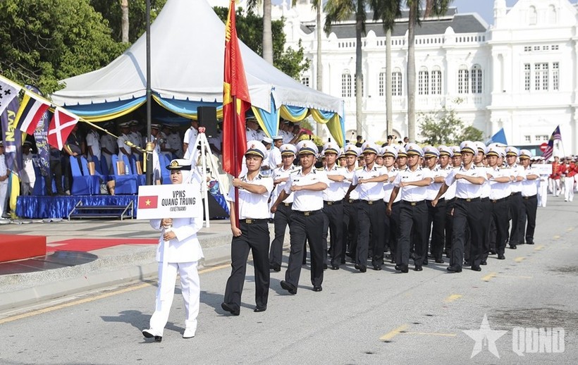 Vietnam Navy demonstrates solidarity at Malaysia’s friendship parade. (Photo: People’s Army Newspaper)