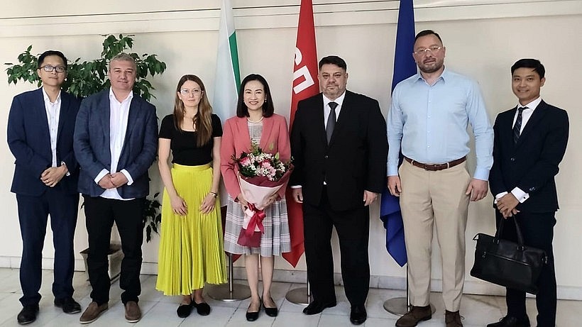 From left: Vietnamese Ambassador to Bulgaria Nguyen Thi Minh Nguyet (4th), Chairman of the Bulgarian Socialist Party and Deputy Prime Minister of Bulgaria Atanas Zafirov (5th), and other delegates at the meeting (Photo: VNA) From left: Vietnamese Ambassador to Bulgaria Nguyen Thi Minh Nguyet (4th), Chairman of the Bulgarian Socialist Party and Deputy Prime Minister of Bulgaria Atanas Zafirov (5th), and other delegates at the meeting (Photo: VNA)