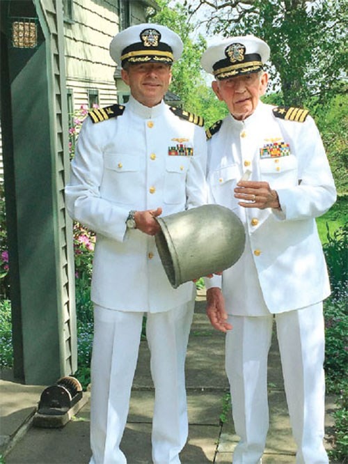 Wilber cha và con năm 2015 cùng chiếc bình hoa làm từ xác máy bay Mỹ mang về từ Việt Nam. Wilber cha và con năm 2015 cùng chiếc bình hoa làm từ xác máy bay Mỹ mang về từ Việt Nam.