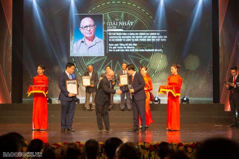 Pedro de Oliveira receiving First Prize in the category of Books in Portuguese at the 8th National Awards for External Information. (Photo: baoquocte.vn) Pedro de Oliveira receiving First Prize in the category of Books in Portuguese at the 8th National Awards for External Information. (Photo: baoquocte.vn)