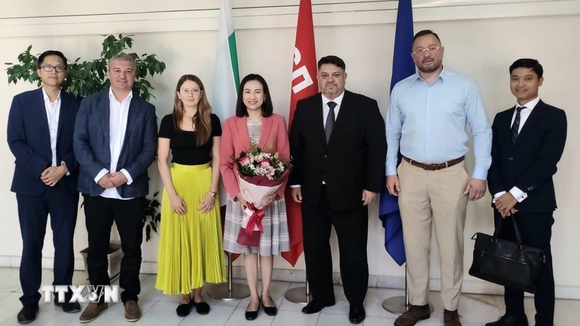 Vietnamese Ambassador to Bulgaria Nguyen Thi Minh Nguyet poses for a photo with the leadership of the Bulgarian Socialist Party (Photo: VNA) Vietnamese Ambassador to Bulgaria Nguyen Thi Minh Nguyet poses for a photo with the leadership of the Bulgarian Socialist Party (Photo: VNA)