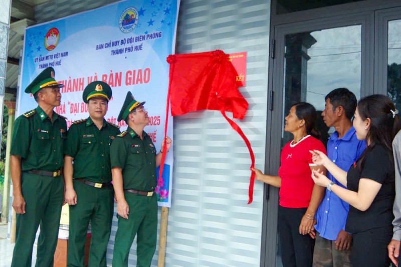 Huế: Bàn giao 4 nhà “Đại đoàn kết” trên tuyến biên giới Việt Nam - Lào Huế: Bàn giao 4 nhà “Đại đoàn kết” trên tuyến biên giới Việt Nam - Lào